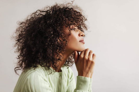 Quelle frange pour les cheveux bouclés ?