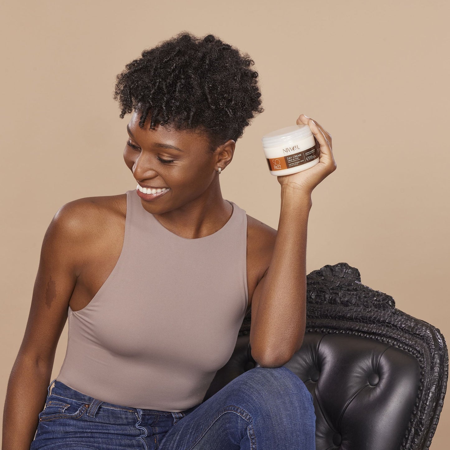 Soin crème pour cheveux frisés à appliquer quotidiennement pour qu'ils soient faciles à coiffer