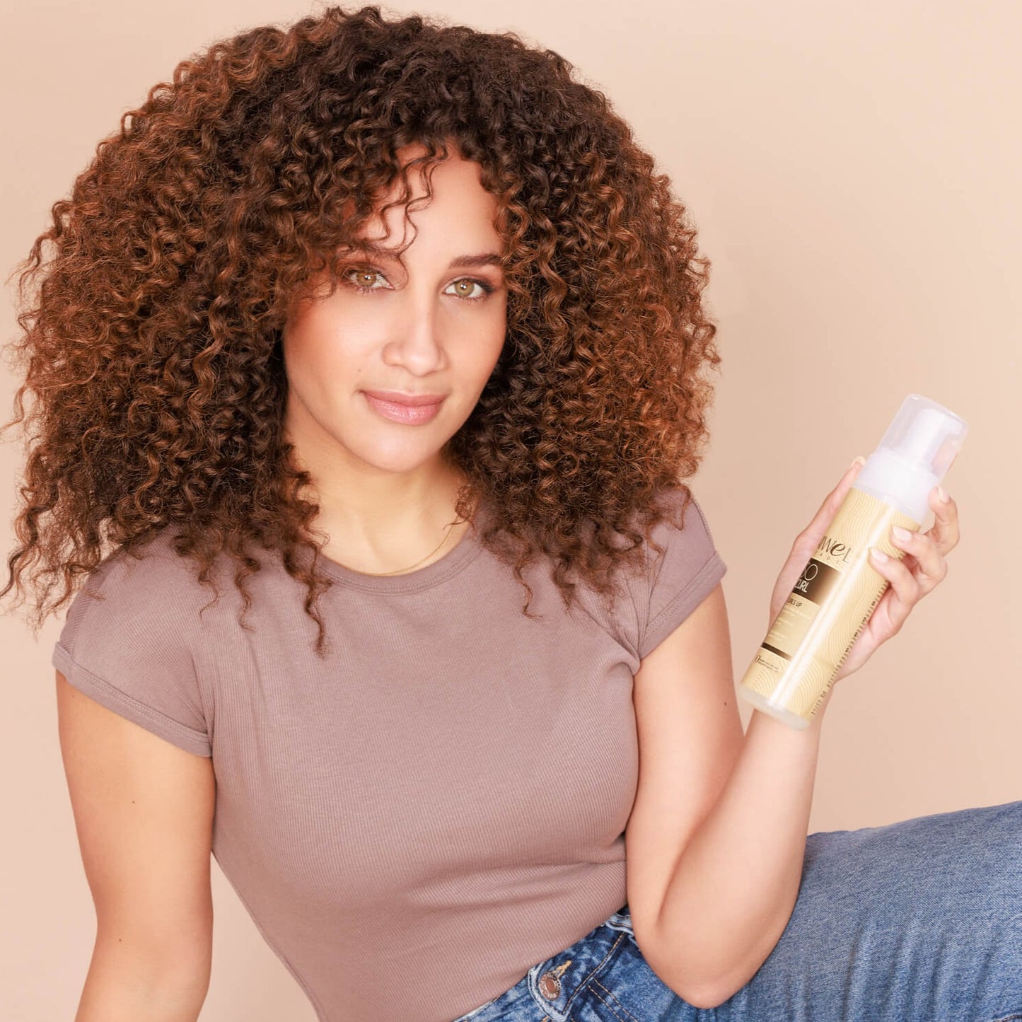 Mousse légère qui apporte définition aux cheveux bouclés et ondulés, sans effet carton