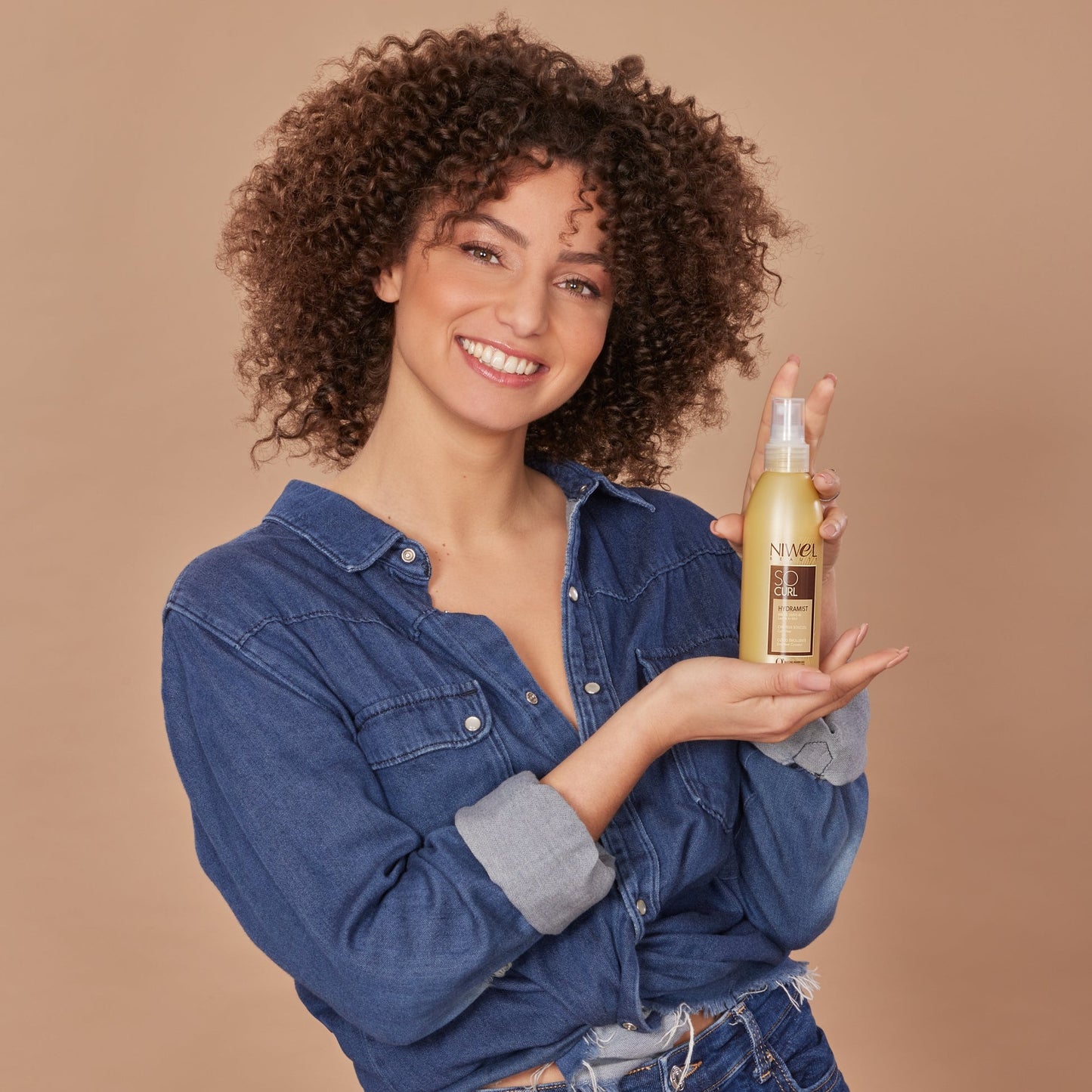 Spray démêlant et hydratant pour cheveux bouclés à base de noix de coco