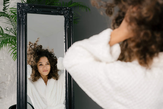 SCRUNCHEZ VOS CHEVEUX POUR DESSINER VOS BOUCLES