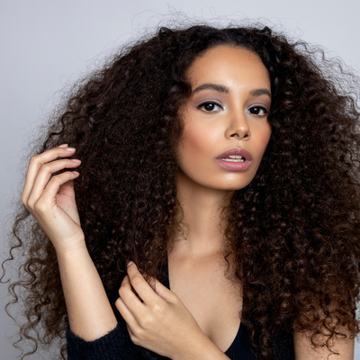 Cheveux bouclés : 5 erreurs à ne pas commettre