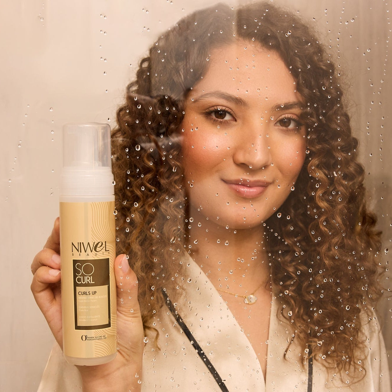 utilisation de la mousse sur cheveux boucles ondules 
