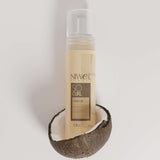 mousse hydratante dans une noix de coco