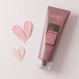 visuel lifestyle mettant en avant le lait de shampoing avec à côté deux coeurs roses en texture crème