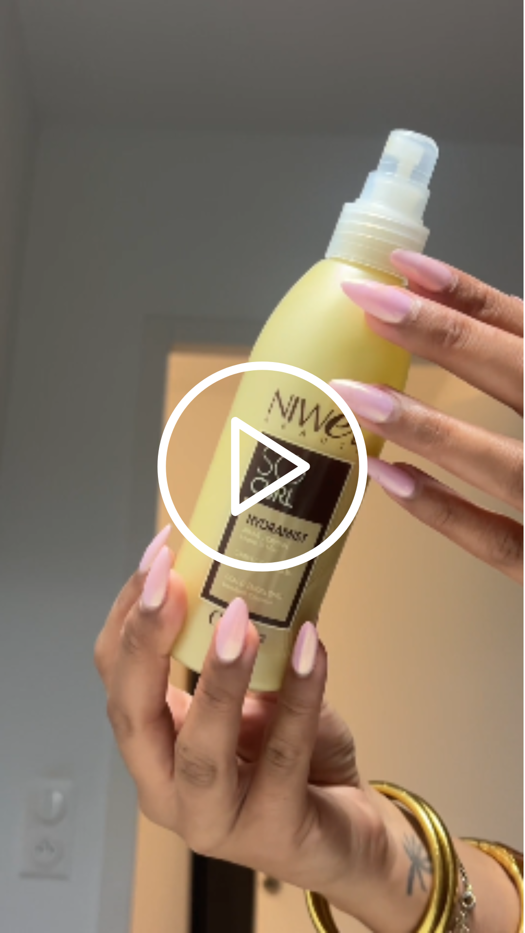 Cheveux bouclés brillance et définition