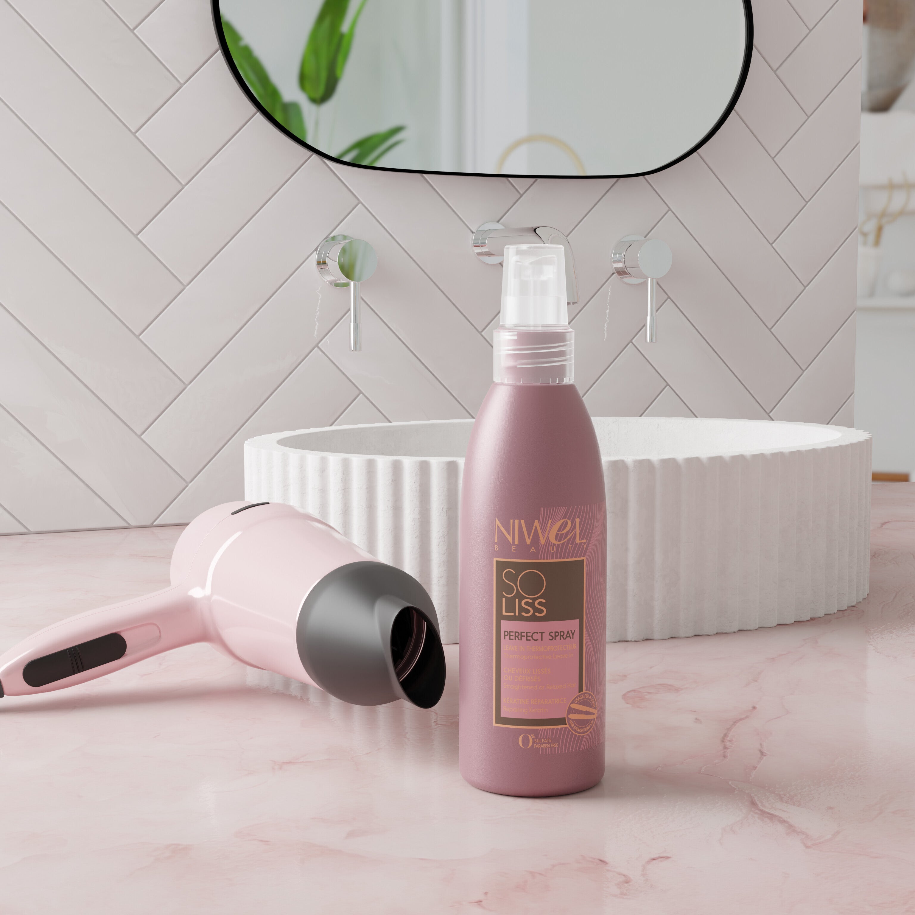 Visuel lifestyle dans une salle de bain mettant en avant le spray protecteur de chaleur à côté d'un sèche cheveux