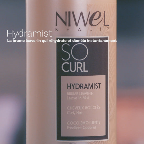 Application spray hydratant cheveux bouclés